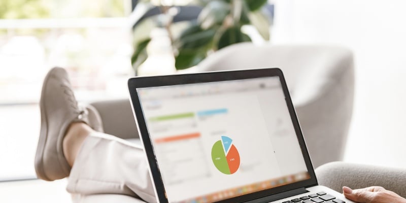 Hombre usando el software saas en su computador.