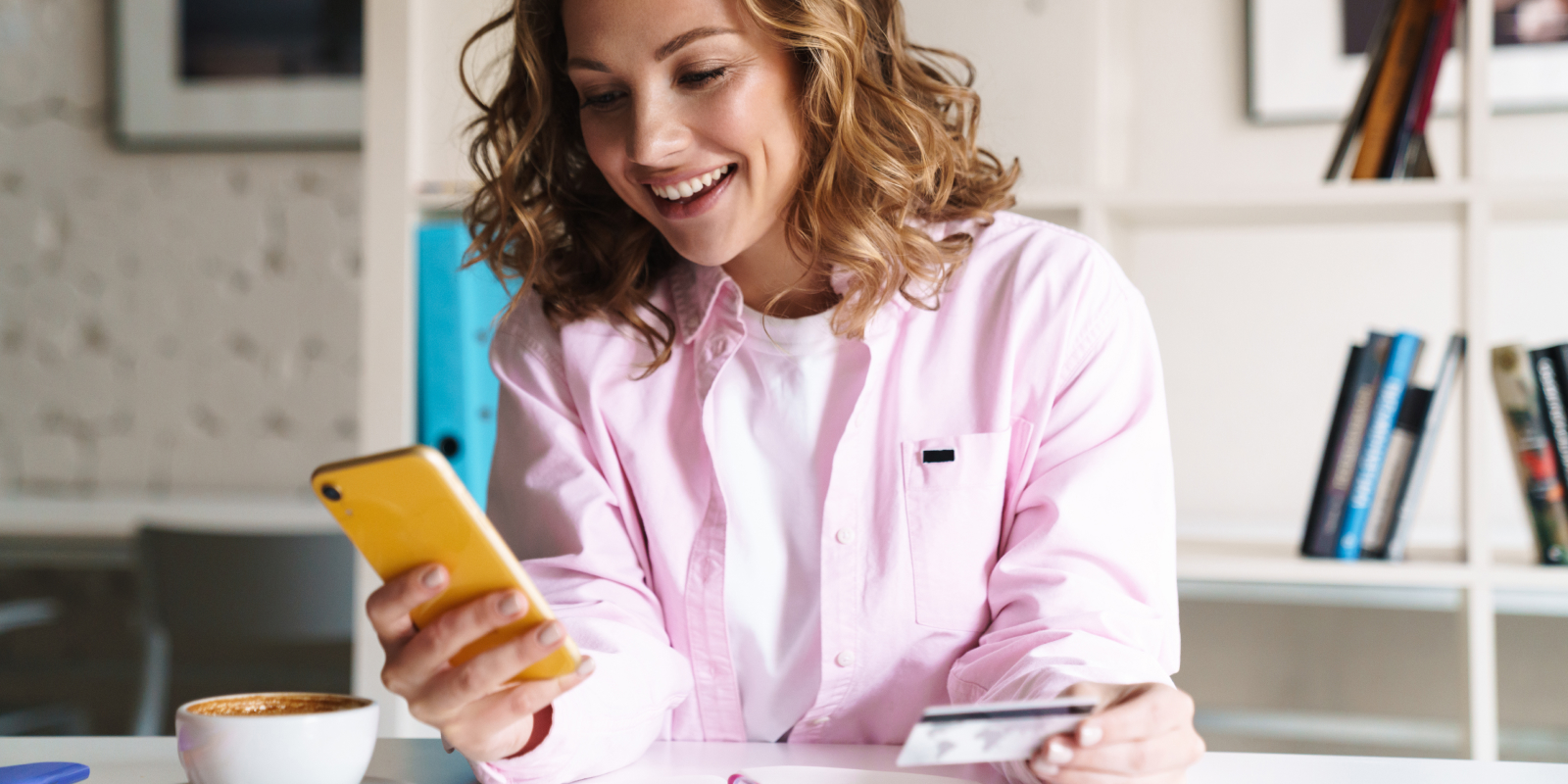 Mujer utlizando mPOS.