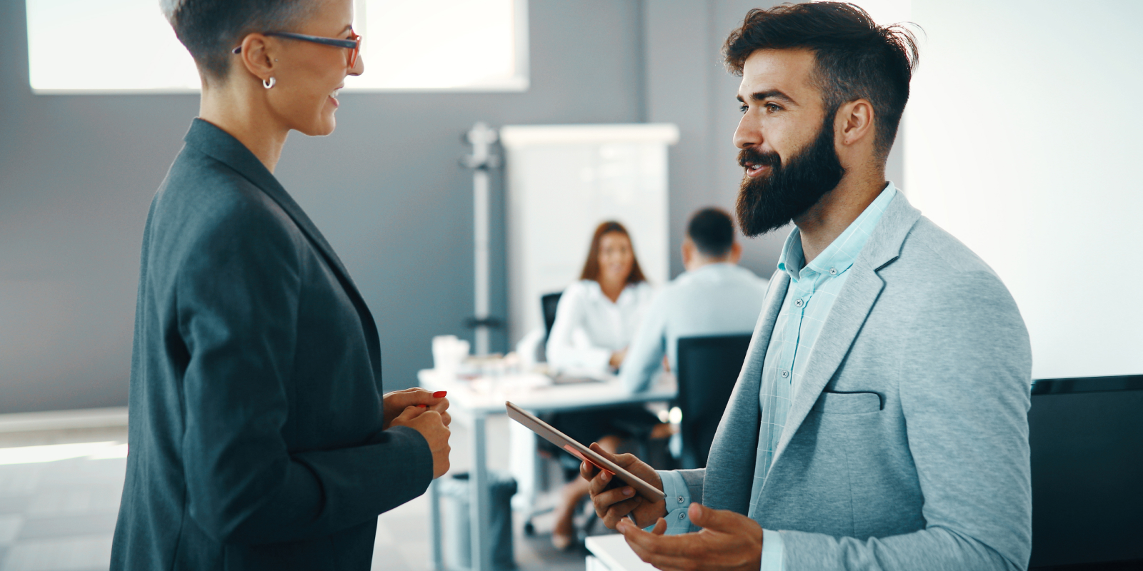 Dos personas hablando sobre softwares de CRM.