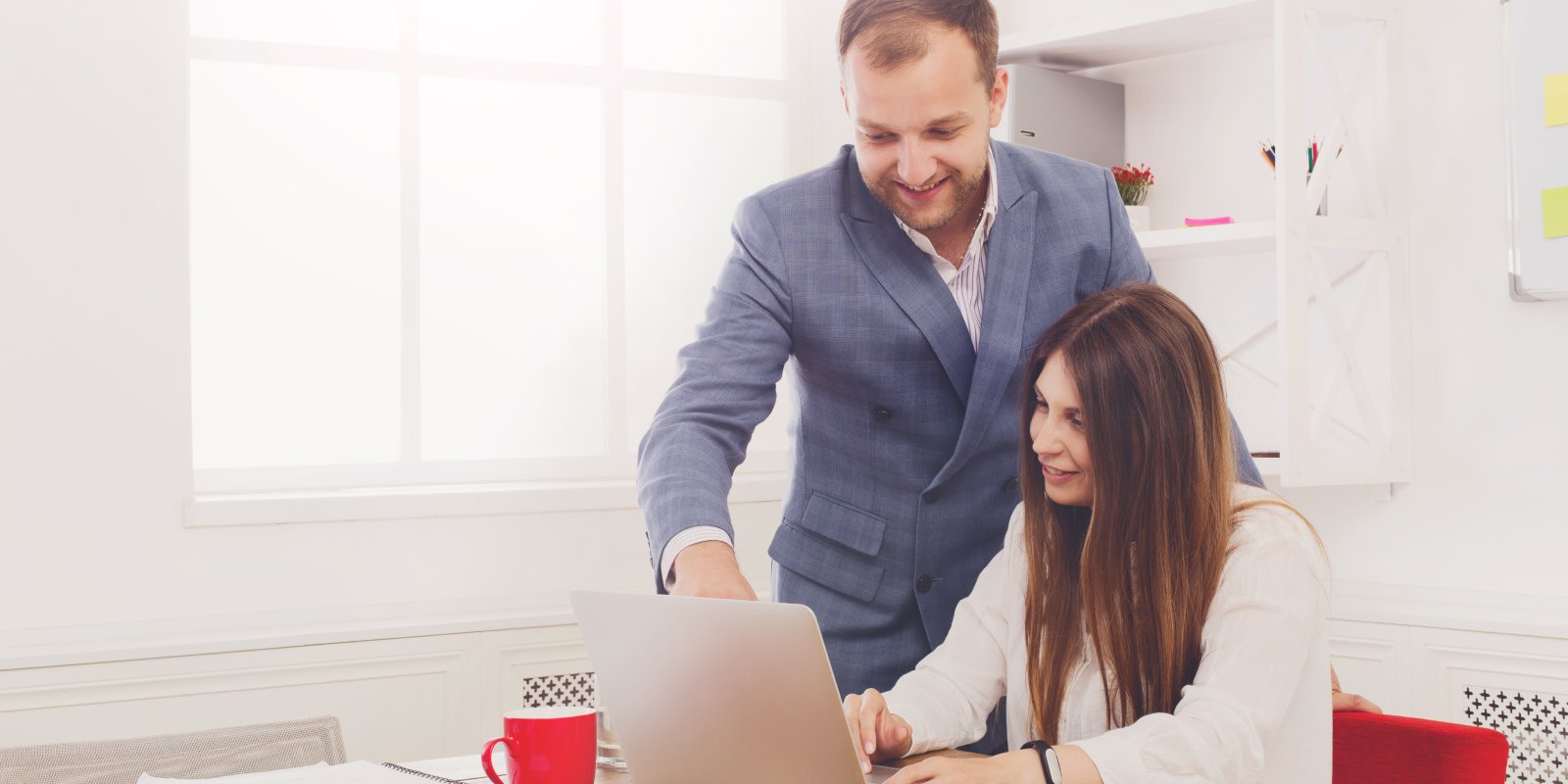 Propietario de un negocio dialogando con su empleada.