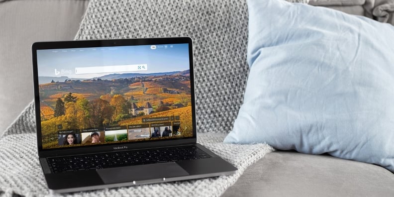 Computadora portatil con el fondo de pantalla de Bing.