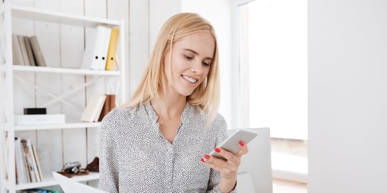 Propietaria respondiendo a reseñas en la web.