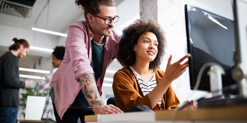 Empleados de una empresa manejando el software.
