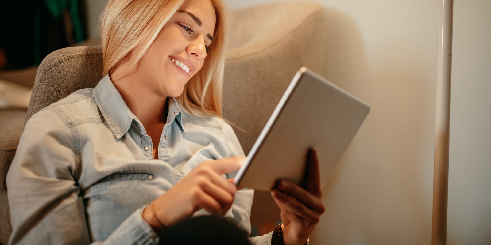 Mujer utilizando su tableta para realizar una reserva.