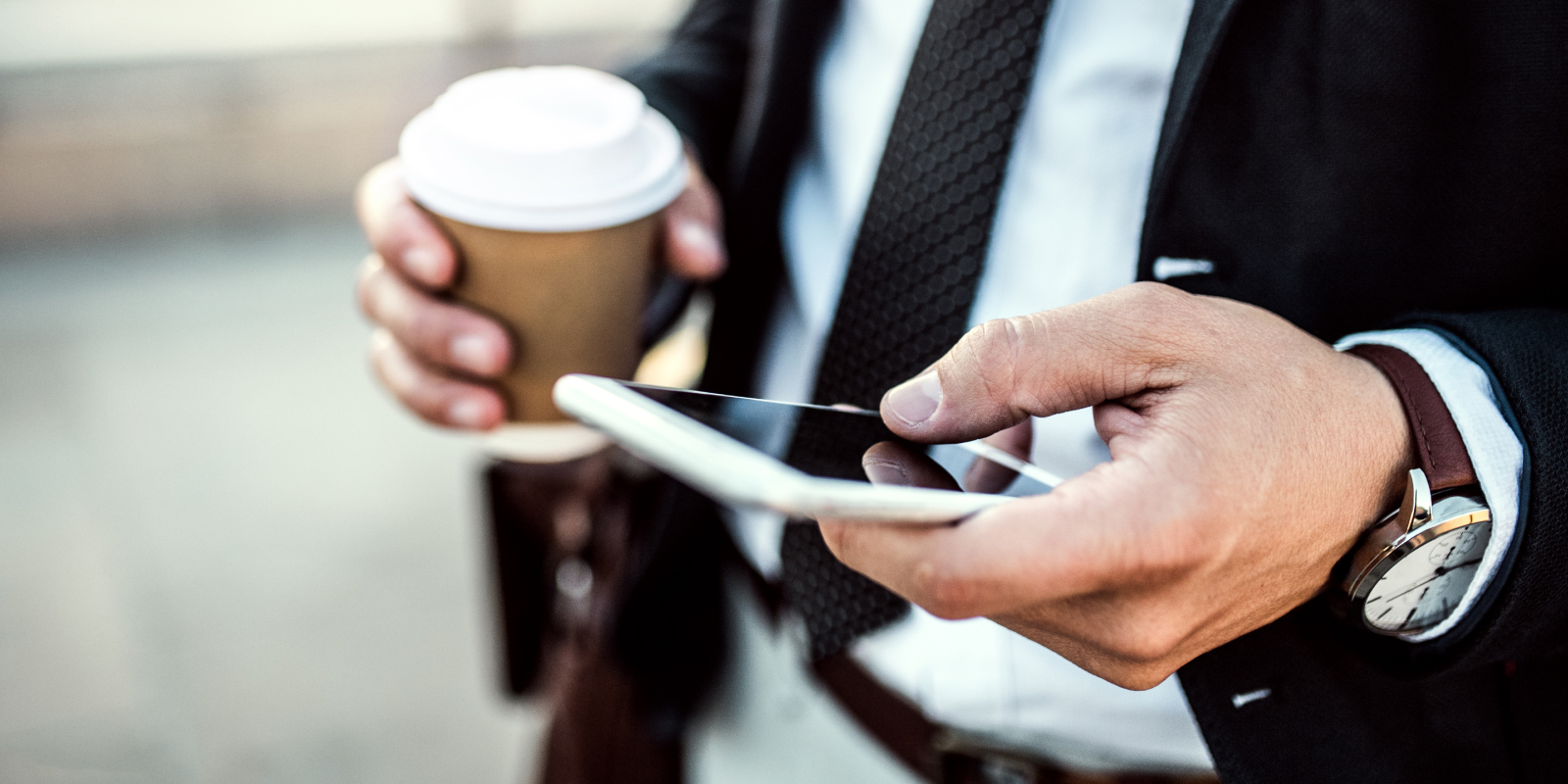 Ejecutivo enviando un pago por mensaje de texto.