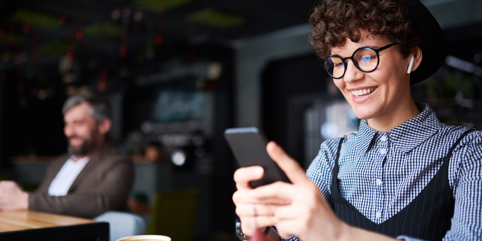 Propietaria recibiendo un pago por mensaje de texto.