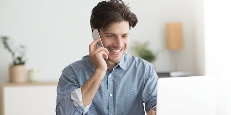 Propietario en llamada con el cliente.