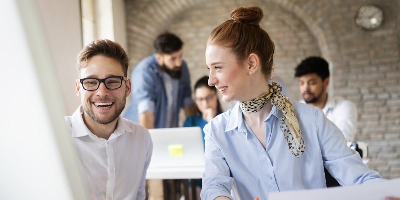 Empleados de la marca fomentando un buen ambiente de la empresa.