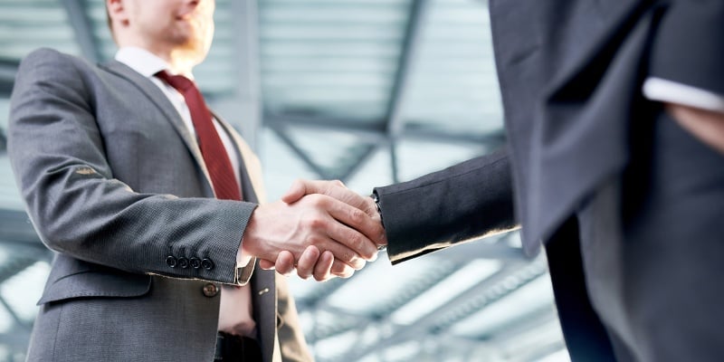 Dos propietarios de marca saludandose.