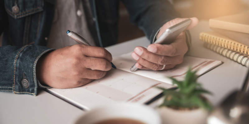 Cliente agendando un servicio por medio de su telefono.