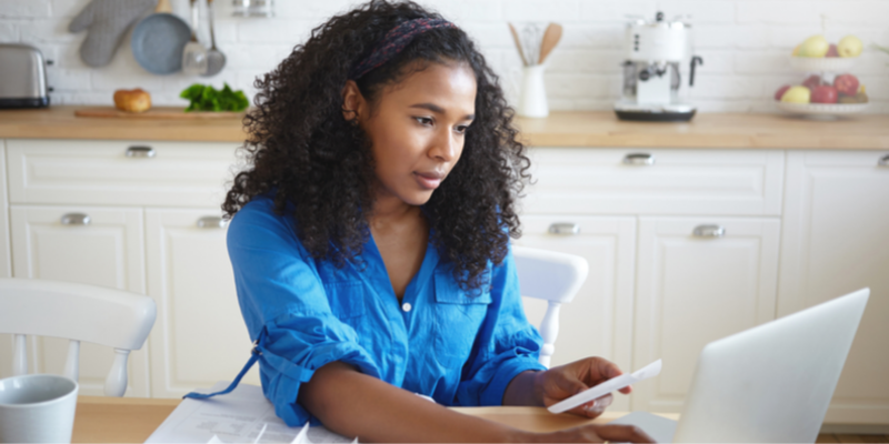 Cliente dejando una reseña en su laptop.