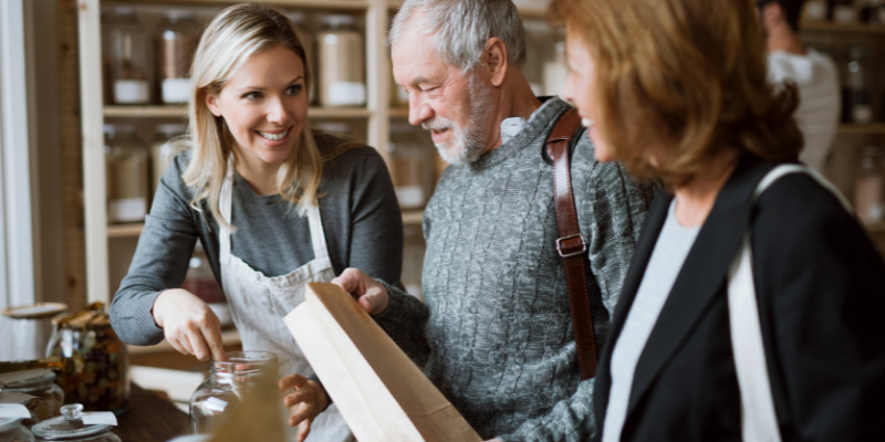 Propietaria de negocio ofreciendo ayuda a sus clientes.