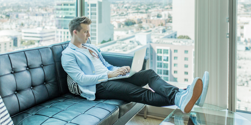 Propietario de negocio creando un chat de soporte para tu sitio web